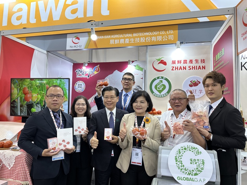 新加坡國際食品展25日登場，台灣館參展廠商包括來自雲林的業者，展出牛番茄等，雲林縣長張麗善（前排右3）在會場推廣農產品。 (圖：中央社)