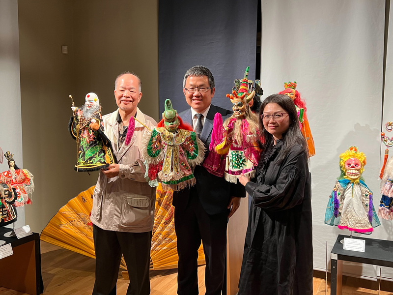 「台灣金光戲偶展」在匈牙利貝契（Pecs）寶貝多偶劇院舉行，偶頭製作藝師許金棒、駐匈牙利代表劉世忠、台灣布袋戲傳習中心藝術總監許嘉芬（從左至右）24日出席開幕典禮。（駐匈牙利代表處提供） (圖：中央社)