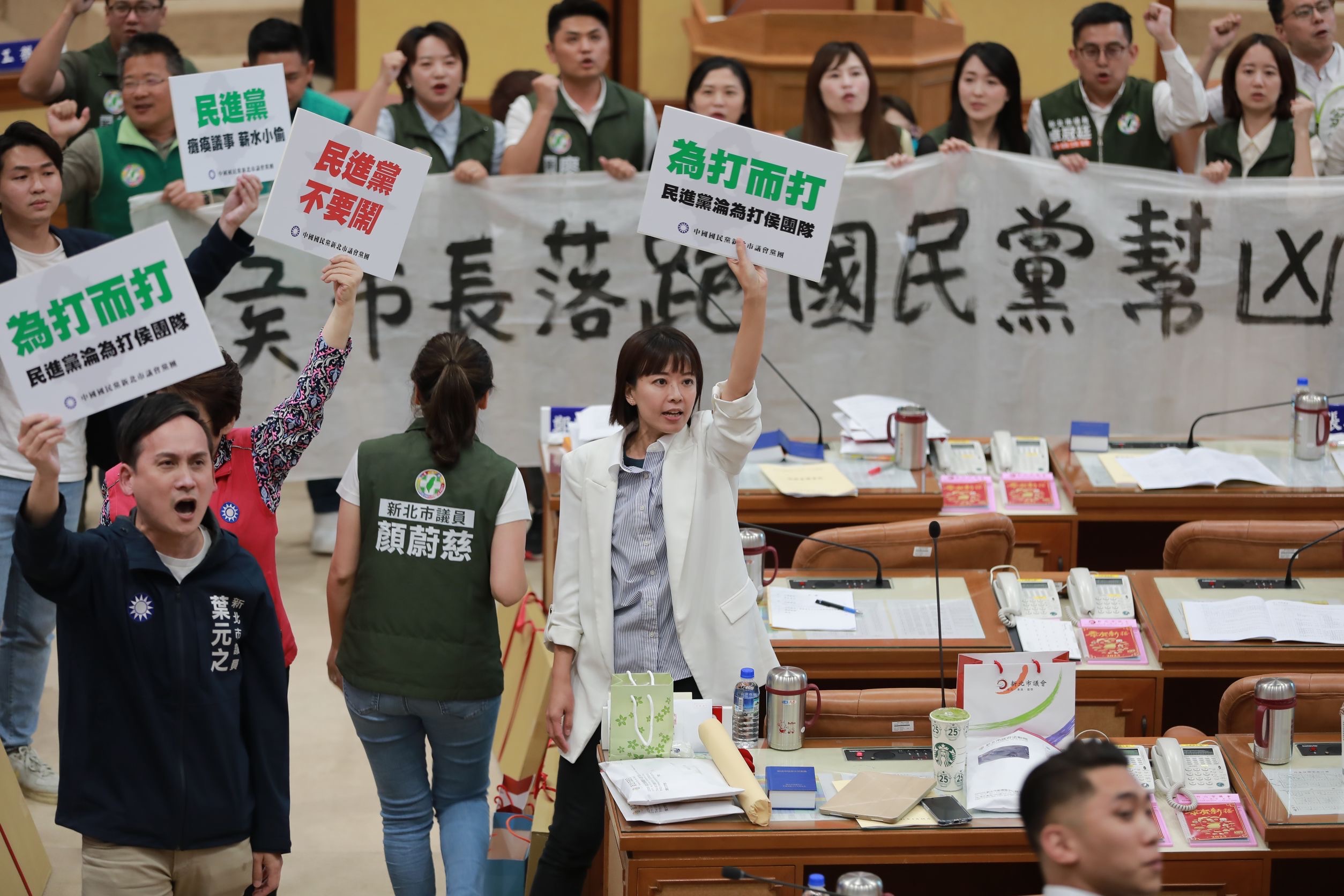 新北市議會朝野25日激烈攻防，最後表決通過新北市長侯友宜市政總質詢提前至4月27日進行。(國民黨新北市議會黨團提供)