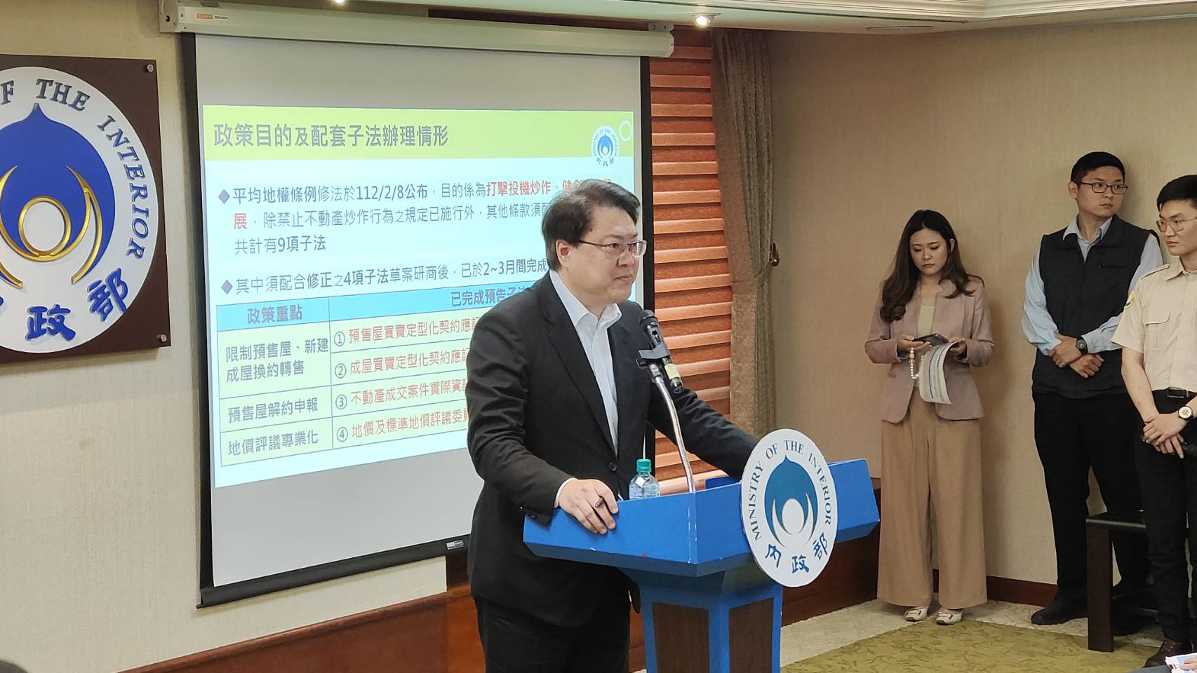 內政部長林右昌25日說明平均地權條例5項子法內容。(王韋婷攝)