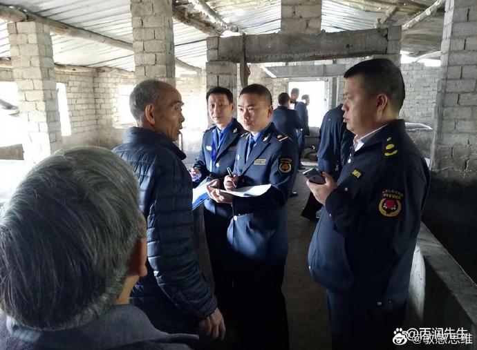 「農管」上崗，被爆管到田間地頭，甚至農家院子，連養豬也要管。(微博)