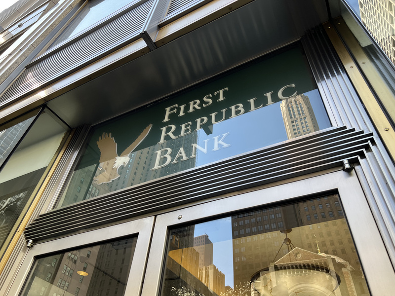 美國第一共和銀行最新財報顯示客戶存款大失血，25日股價狂瀉近50%，期間多次暫停交易。圖為曼哈頓中城一家分行外觀。 (圖：中央社)