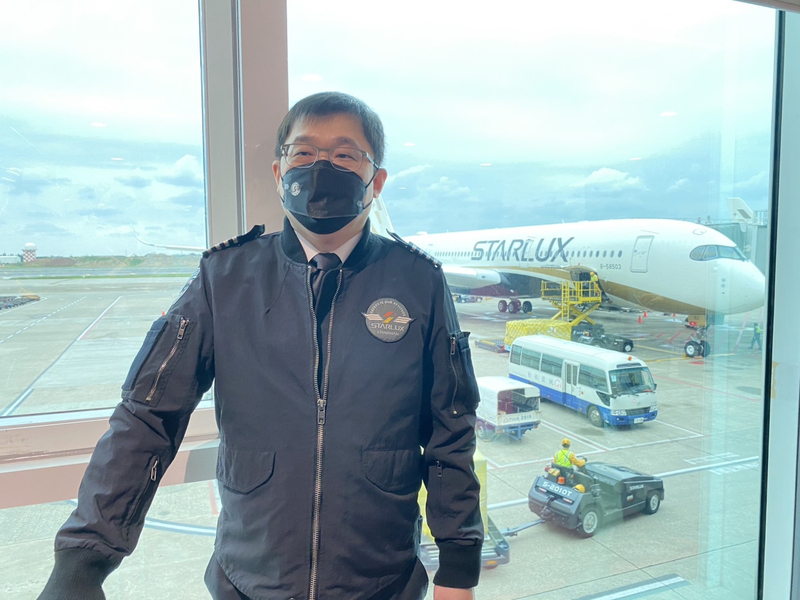 星宇航空因調度等問題，導致302名旅客夜宿東京成田機場，董事長張國煒為此赴日向旅客致歉。(圖：中央社)