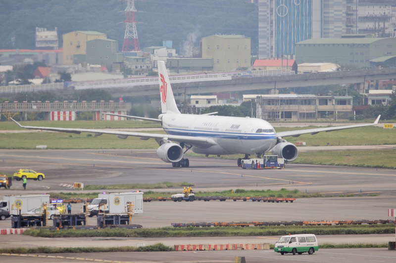 中國國際航空公司CA185航班經詳細檢查後未發現爆裂物，警方目前正循IP進行追查。(圖：中央社)