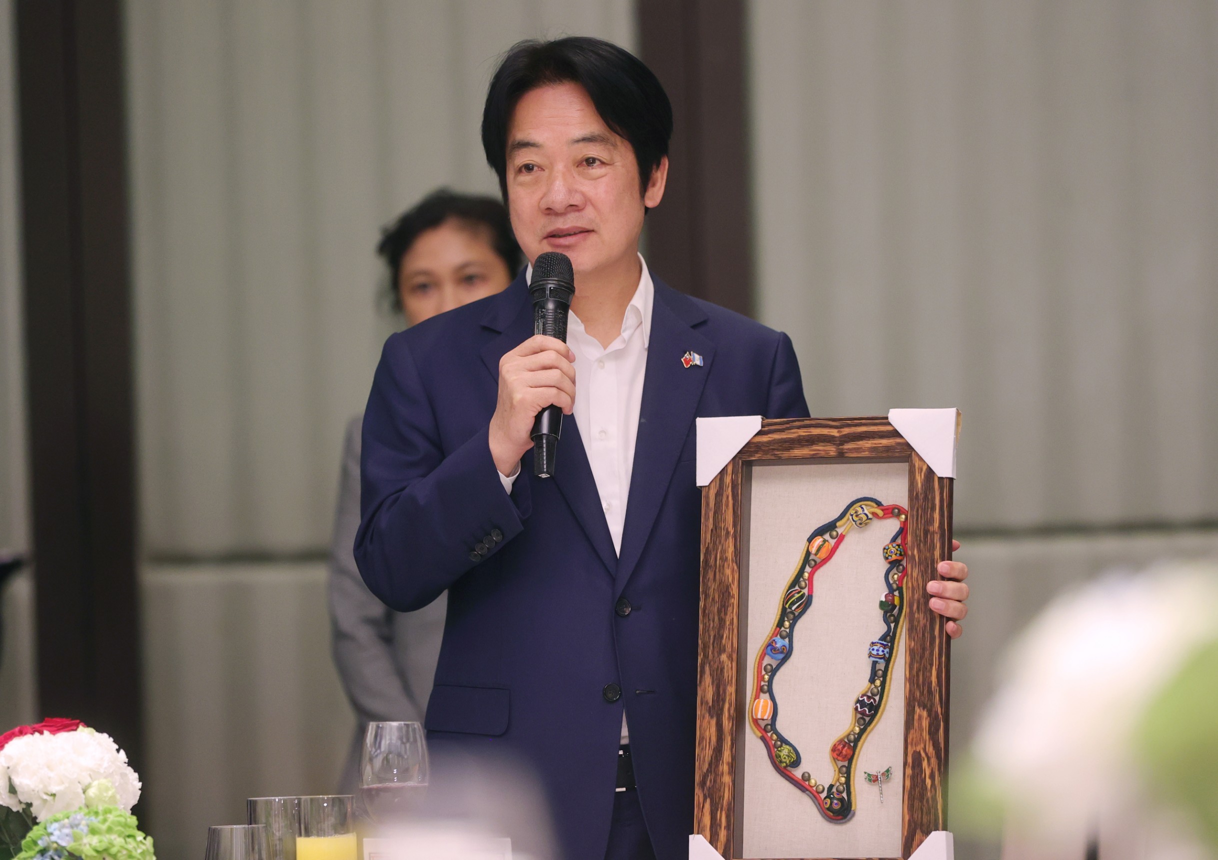 副總統賴清德26日宴請賈麥岱及訪團成員並致贈琉璃珠藝品，把12顆具有特別意義的琉璃珠，排列成台灣的形狀，表達對賈麥岱的尊敬與感激。(圖：總統府Flickr)