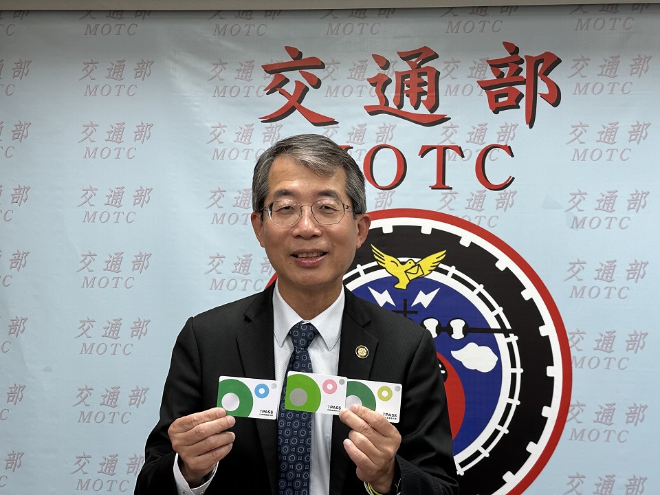 公路總局局長陳文瑞26日出示全新出爐的「TPASS行政院通勤月票」。(公路總局提供)
