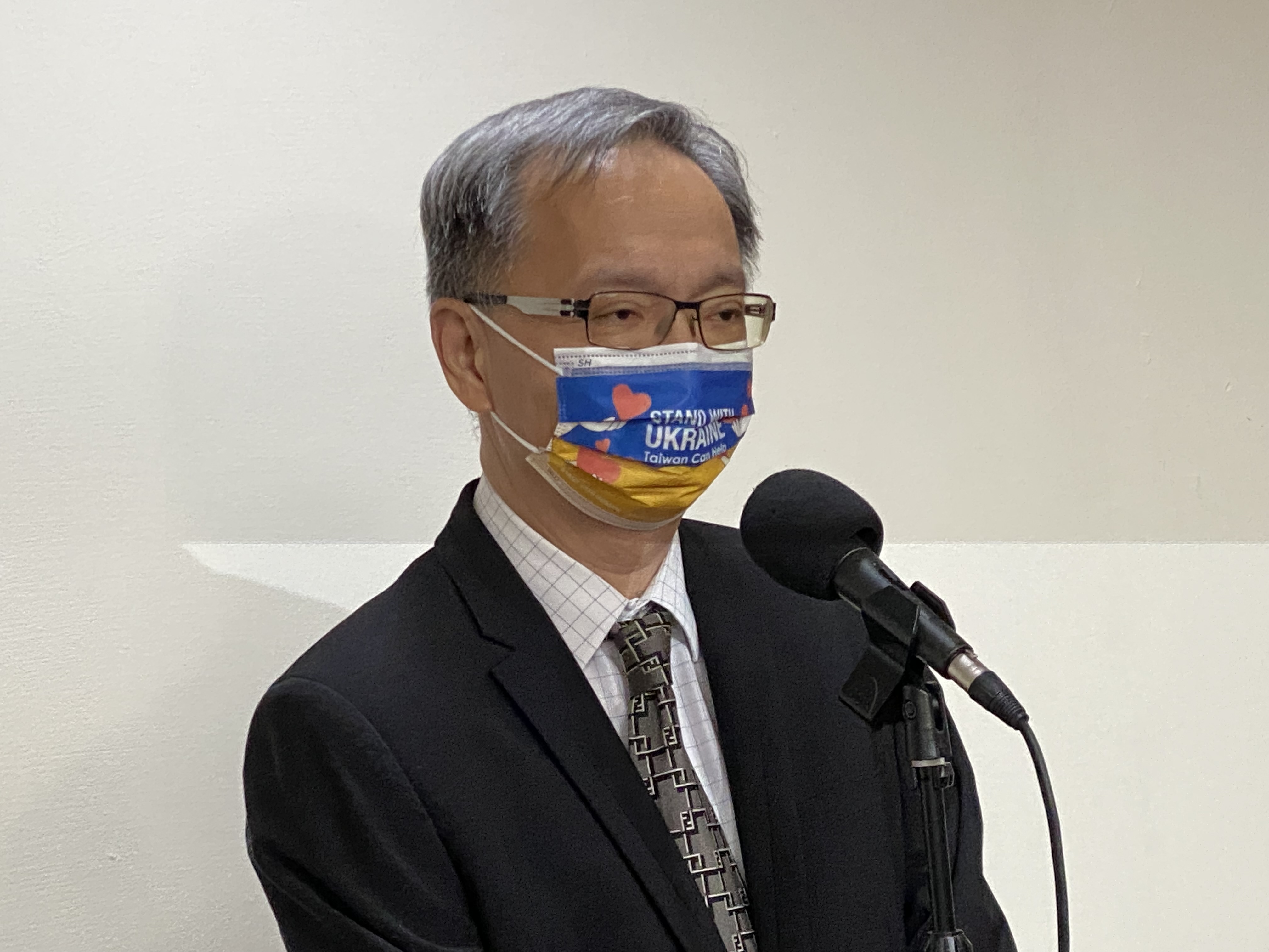 衛福部長薛瑞元26日赴立法院社福及衛環委員會報告時，接受媒體聯訪。(吳琍君攝)