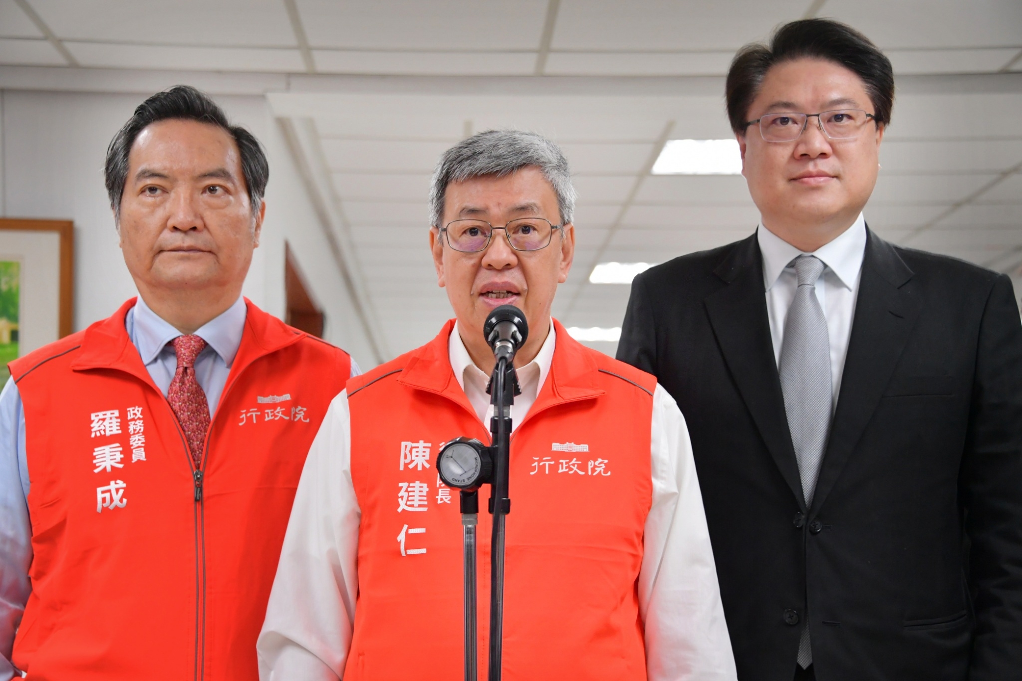 行政院長陳建仁與內政部長林右昌視察165反詐騙專線。(行政院提供)