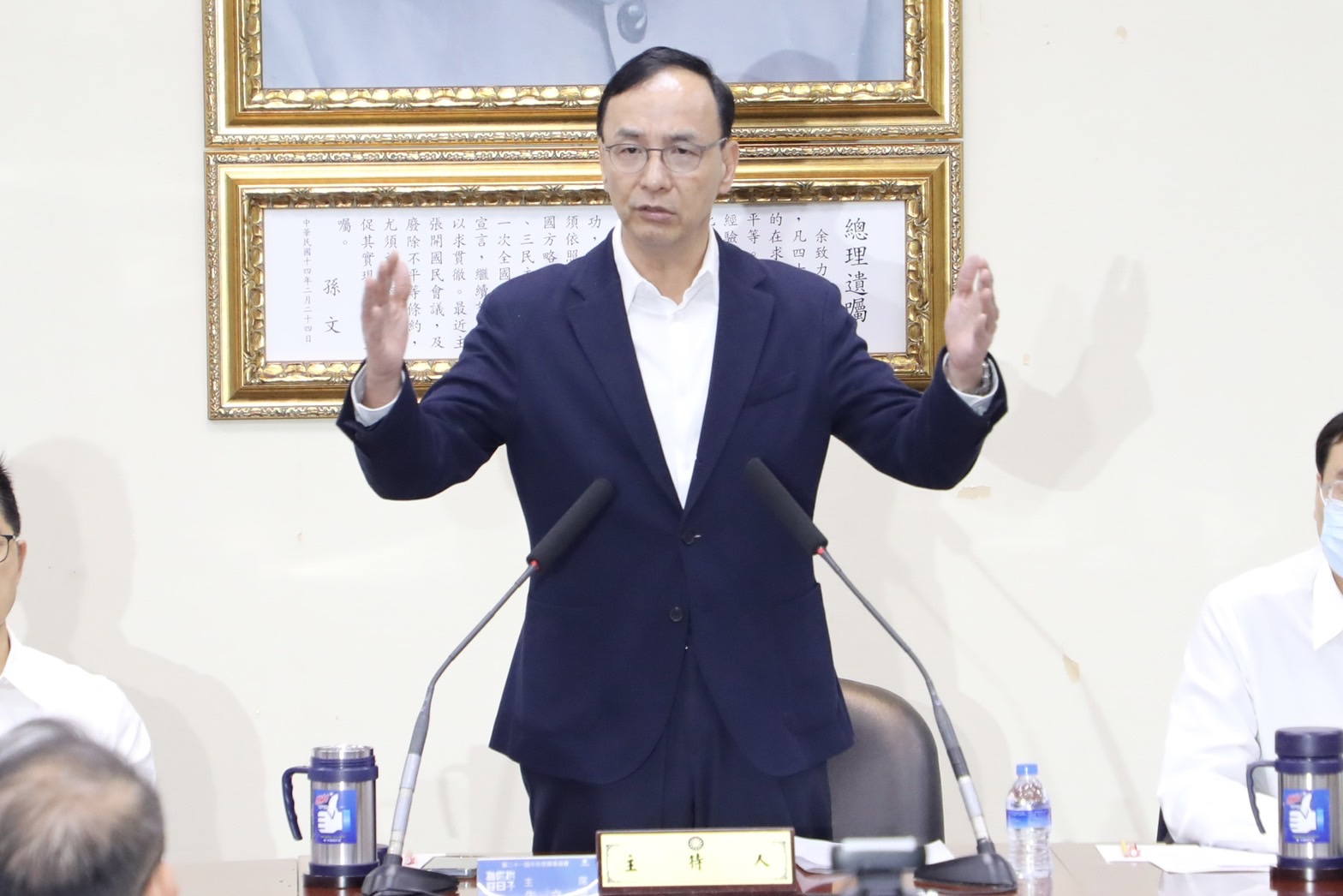 國民黨主席朱立倫26日在黨中常會中回擊民進黨主席、總統候選人賴清德才是「精神分裂」。(國民黨提供)