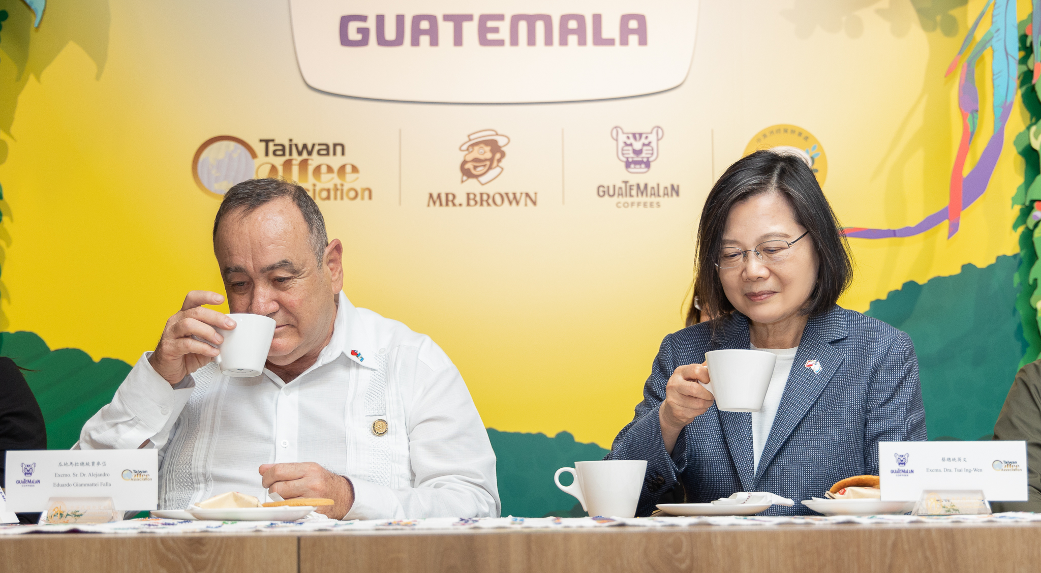 蔡英文總統(右)26日下午陪同瓜地馬拉總統賈麥岱(左)出席「2023瓜地馬拉咖啡文化月開幕活動」。(圖：總統府Flickr)