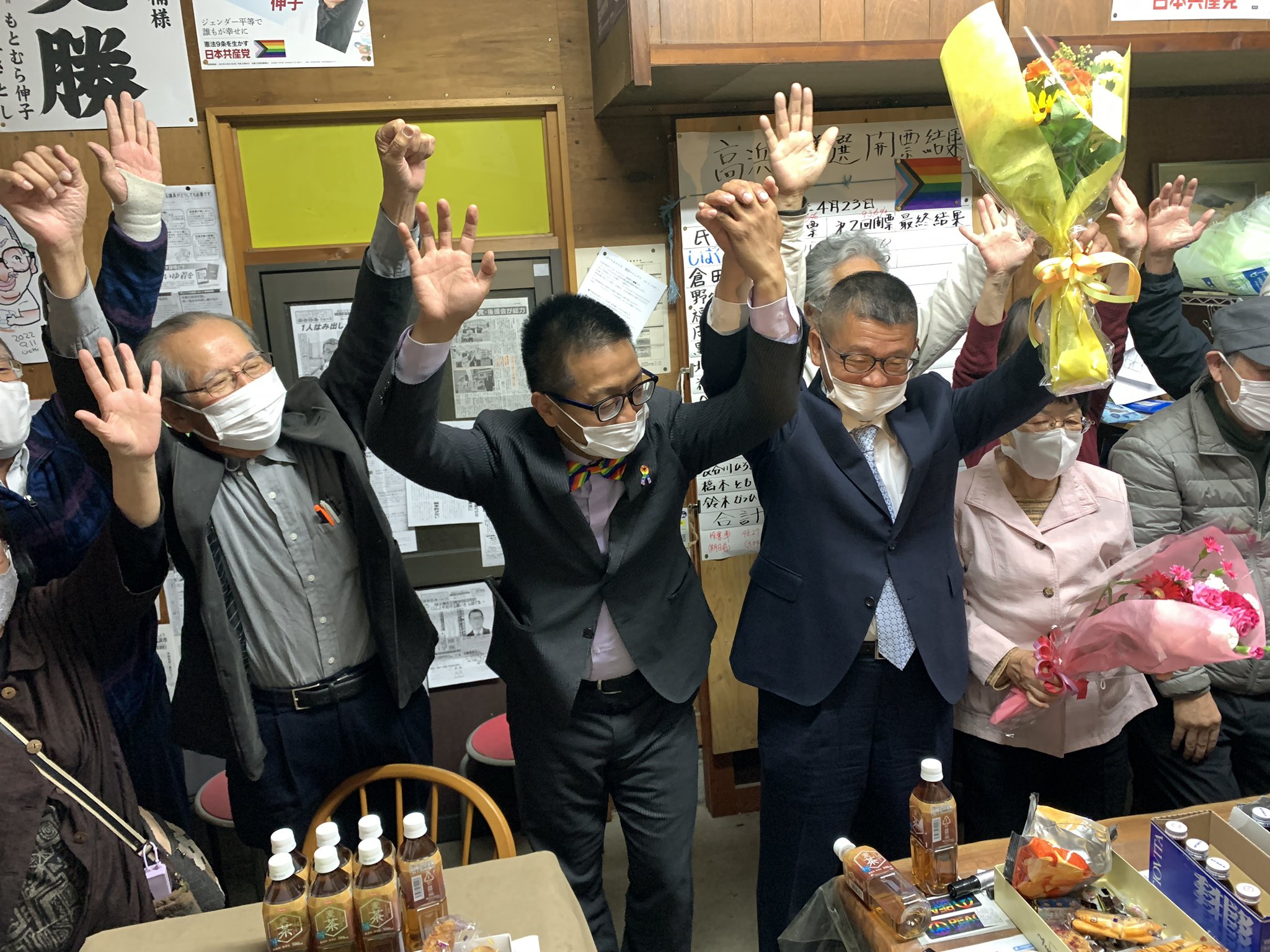 日本23日舉行統一地方選舉後半段選戰，愛知縣2名LGBTQ候選人成功當選，其中柴口征寬當選高濱市議員，他的同性伴侶劉靈均來自台灣。(圖:@shibaguchitkhm)