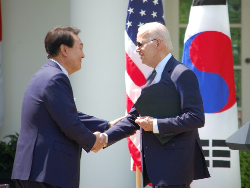 美國總統拜登（右）美東時間26日與到訪的南韓總統尹錫悅（左）舉行雙邊會談。 (圖：中央社)