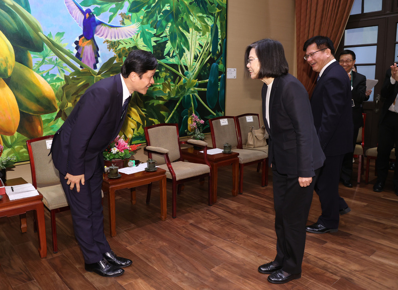 總統蔡英文（左2）27日在總統府接見「第30屆亞洲台灣商會聯合總會回國訪問團」，向僑胞問候致意，感謝對台灣的堅定相挺。(圖：中央社)