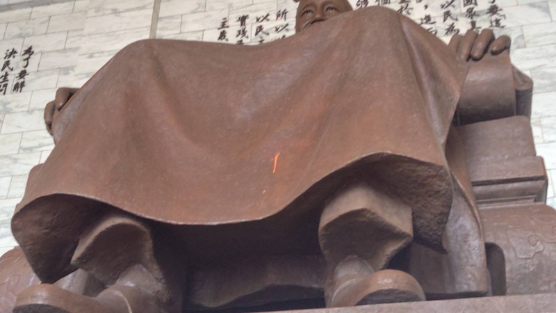 獨派團體台灣國辦公室主任陳峻涵27日下午前往中正紀念堂，持漆彈槍射擊蔣介石銅像，造成銅像下沿污損。(圖：中央社)