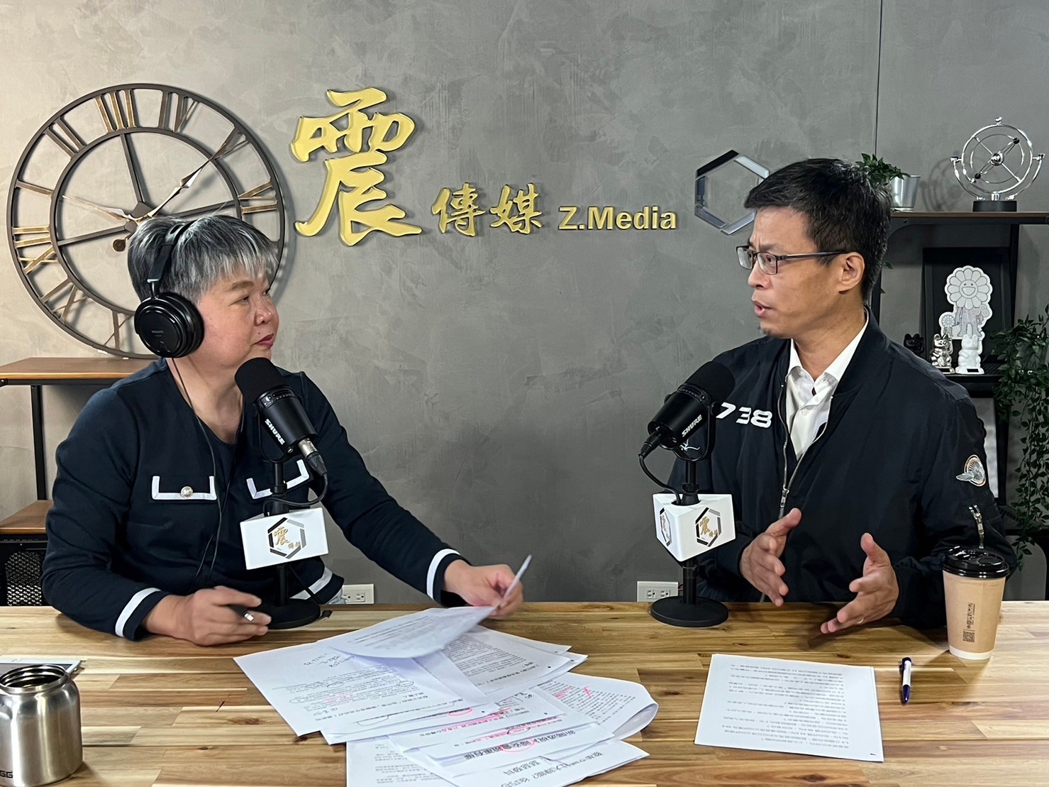 總統府副秘書長黃重諺(右)表示，許多人認為「九二共識」治百病，但現實是台灣經濟成長，在印太區域的角色也更加重要。(《新聞不芹菜》節目提供)