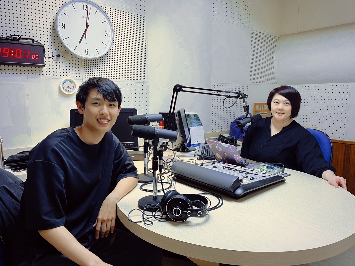 創作歌手汪定中Dew 於「音樂本事」節目分享其音樂創作。