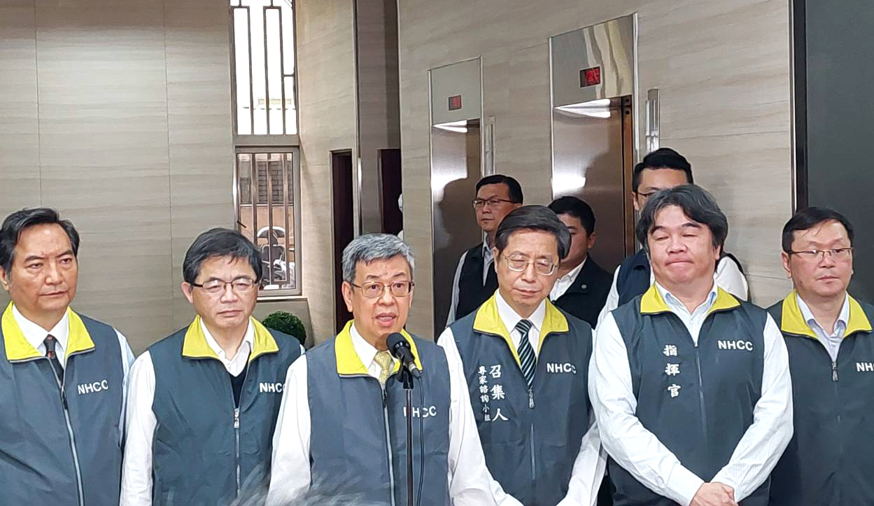 陳建仁(左3)25日表示，同意指揮中心所提降級解編規劃。(劉品希 攝)