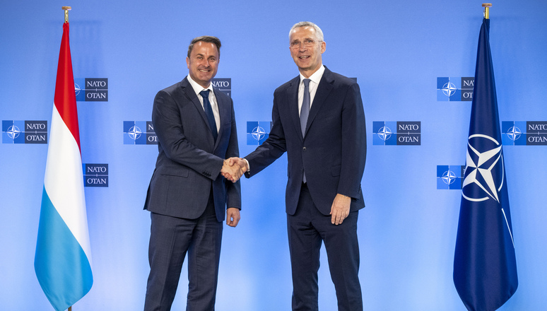 北大西洋公約組織(NATO)秘書長史托騰柏格(Jens Stoltenberg)(右)27日與盧森堡總理貝特爾(Xavier Bettel)(左)召開聯合記者會。(圖:NATO)