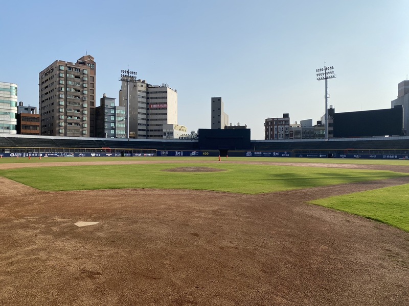 新竹市政府24日公開棒球場檢測報告並點出數項缺失，承包商表示球場皆按契約提供的數據、規範和圖說施作。(圖：中央社)