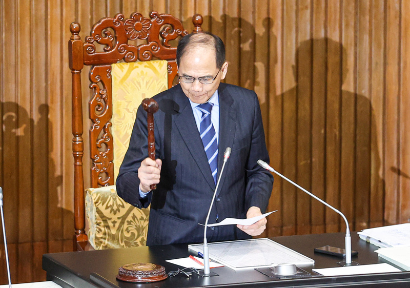 立法院會28日上午三讀通過考選部組織法修正草案，院長游錫堃敲下議事槌宣布通過。 (圖：中央社)