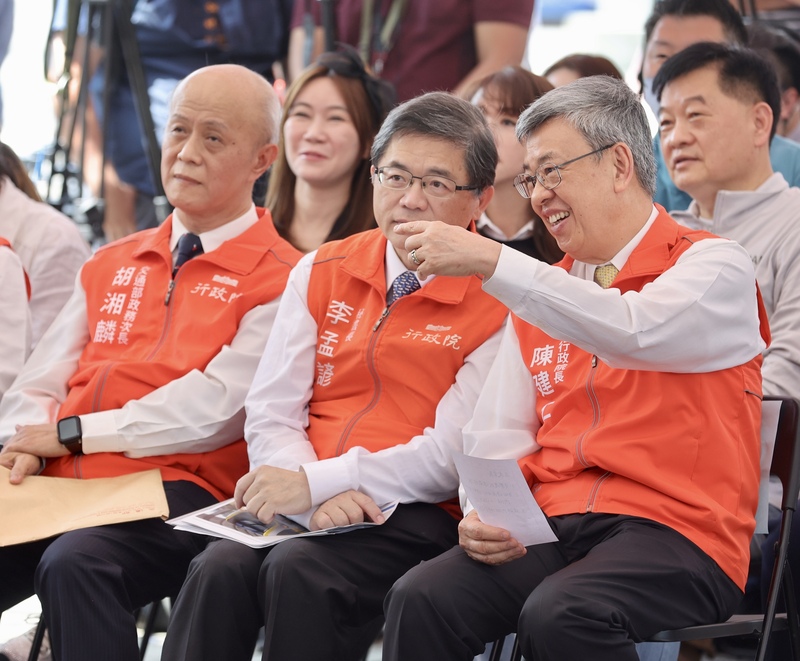 行政院長陳建仁（前右）28日前往台北市松山區視察捷運環狀線東環段，了解規劃情形。圖為陳建仁與行政院祕書長李孟諺（前中）席間交換意見。 (圖：中央社)