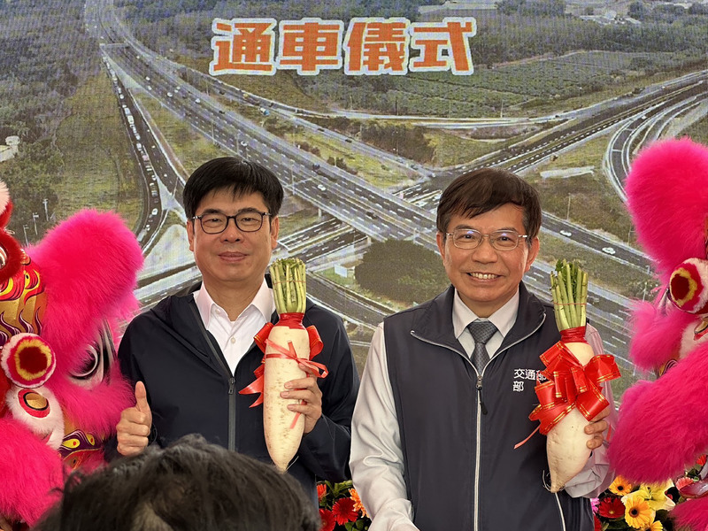 交通部長王國材（右）28日到高雄參加國道10號燕巢交流道改善工程通車儀式，受訪時被問及「一航廈一聯盟」一事，王國材表示，已跟星宇航空董事長張國煒講過不會用「一航廈一聯盟」的方式。左為高雄市長陳其邁。 (圖：中央社)