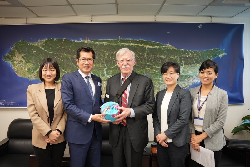 前美國國家安全顧問約翰．波頓（John Bolton）（中）28日拜會民進黨，由民進黨政策會執行長羅致政（左2）等人接待。（民進黨提供）