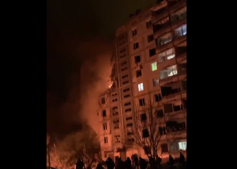 圖為俄羅斯2023年4月28日對烏克蘭的攻擊，基輔一棟建築陷入火海。(Twitter)