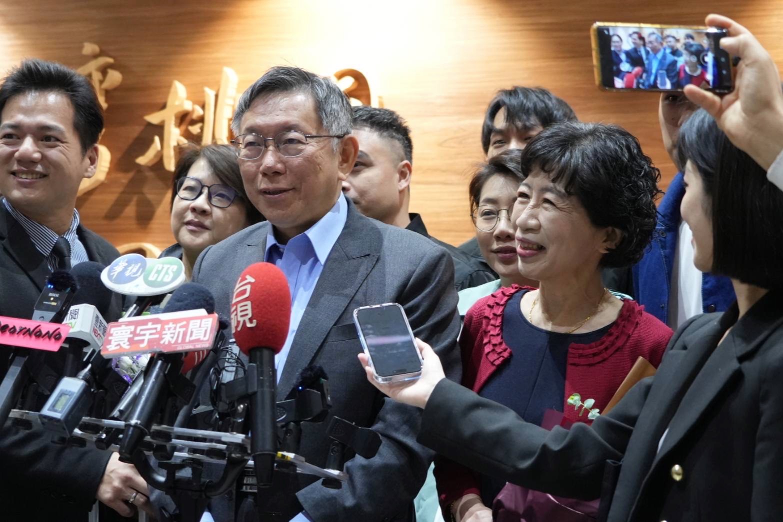 民眾黨主席柯文哲28日返抵台灣，妻子陳佩琪擔任「神秘嘉賓」驚喜接機。(民眾黨提供)