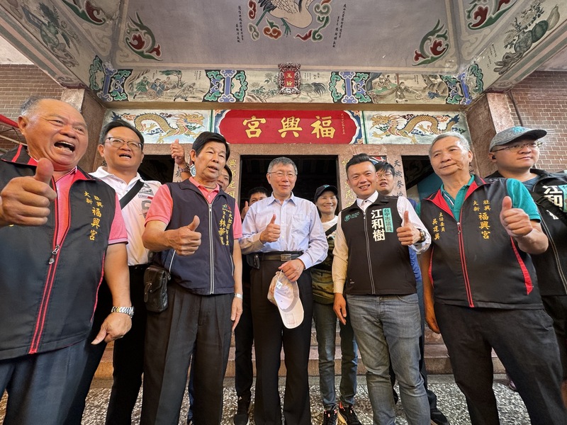 民眾黨主席柯文哲（前中）29日參加大甲鎮瀾宮媽祖遶境進香活動，一早到台中市大肚區福興宮參拜，隨後踏上媽祖遶境進香路程。 (圖：中央社)