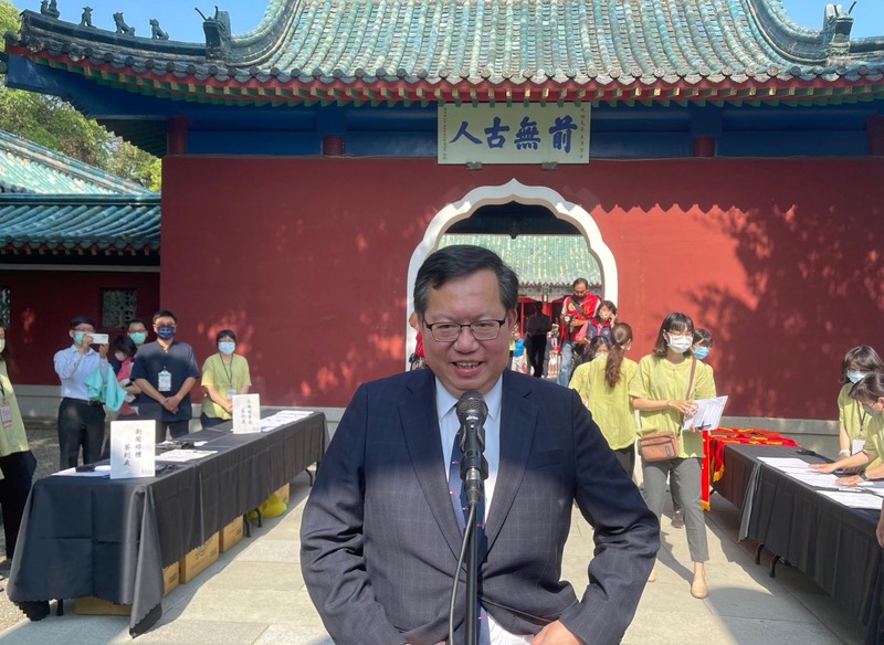 行政院副院長鄭文燦（前）29日上午在台南市延平郡王祠主持「明延平王鄭成功來台362週年中樞祭典」，並接受媒體聯訪。 (圖：中央社)