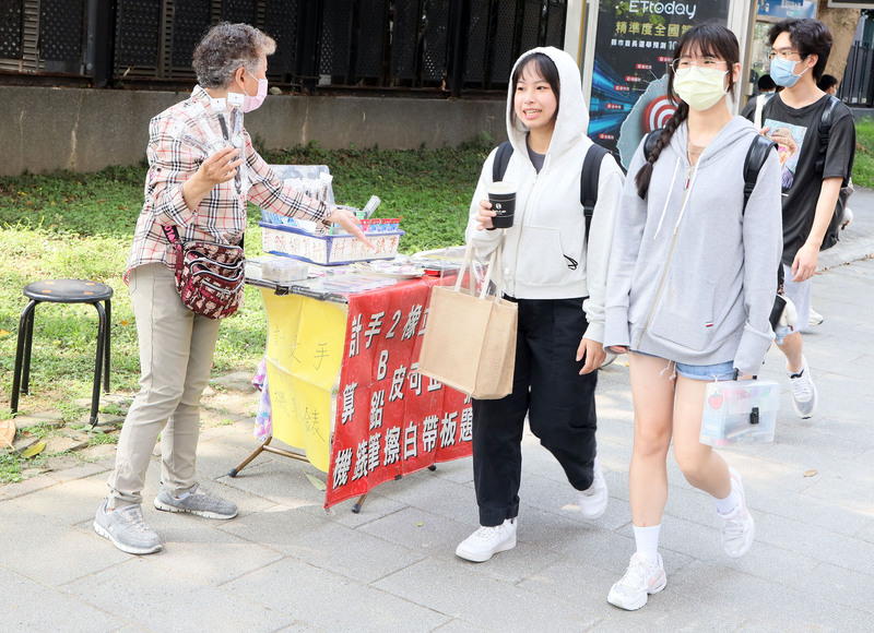 112學年度統一入學測驗29日登場，共有7萬3981人報考，上午8時起各分區學校開放考生入場，考場周邊有小販兜售考生應考文具。 (圖：中央社)