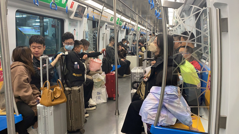 為緩解五一長假遊客出行需求，4月28日夜晚北京地鐵7號線夜間不停運。圖為29日凌晨7號線終點站北京西站地鐵車廂內的遊客。 (圖：中央社)