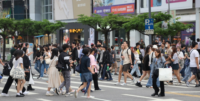 中央氣象局29日表示，受鋒面和東北季風影響，29日晚北部、東北部會越晚越冷。圖為台北市信義區街頭民眾。(圖：中央社)
