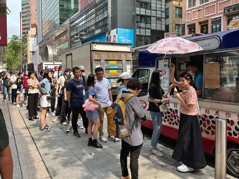 疫後拚經濟，香港政府推出許多提振觀光的措施。圖為今年五一假期，大批到香港的遊客排隊購買雪糕。（中通社提供／中央社資料照片)