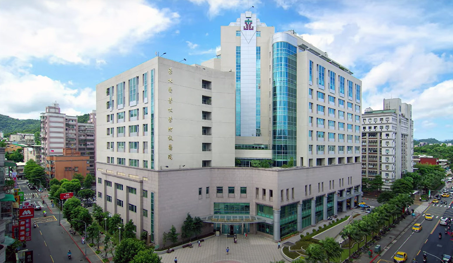 澳洲來台交換生疑中毒命危，台北醫學大學附設醫院29日證實，經診斷為第2代抗凝血劑類滅鼠藥中毒。圖為台北醫學大學附設醫院外觀。(翻攝自台北醫學大學附設醫院YouTube)