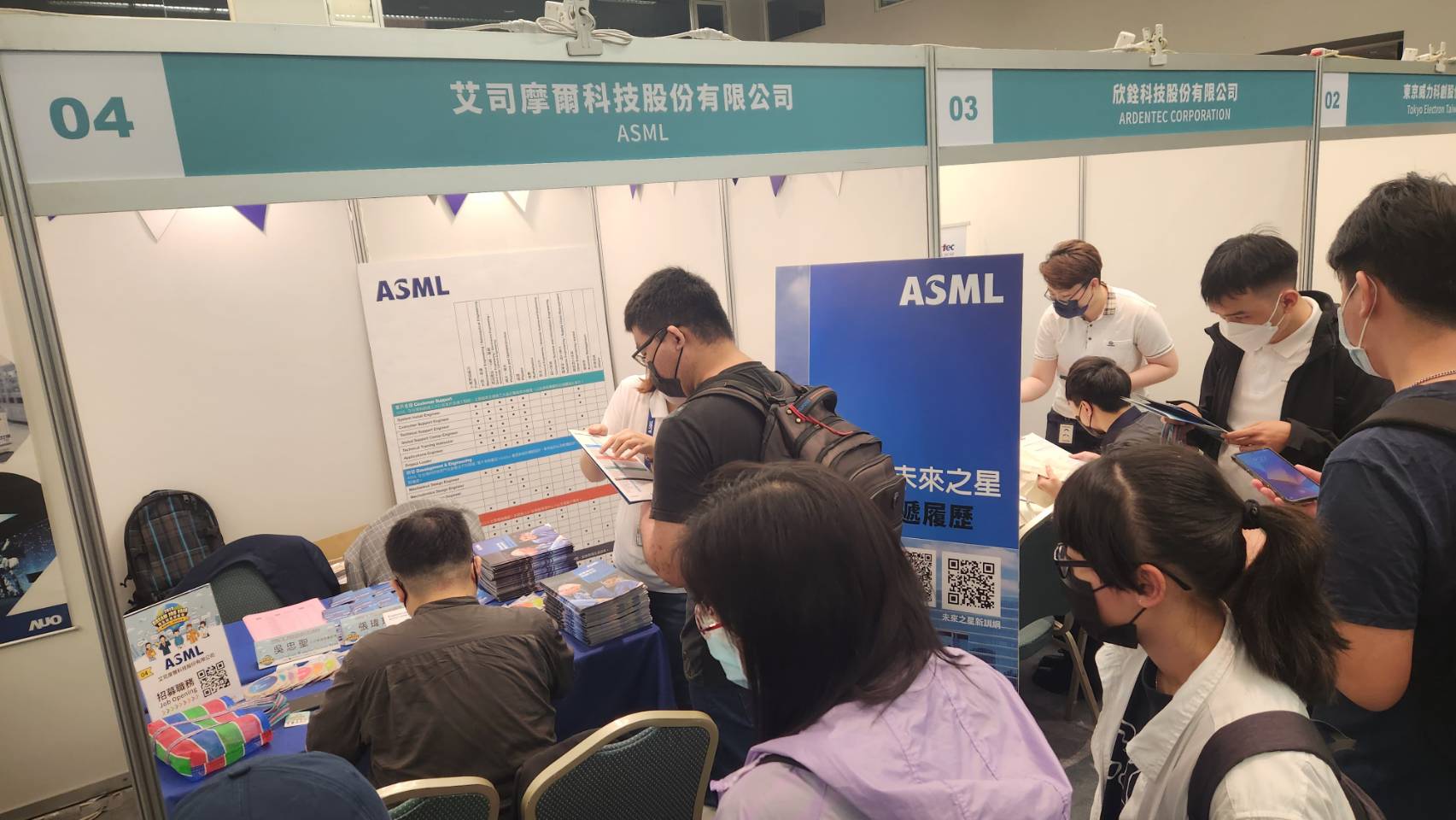 僑委會首次主辦的2023僑生就業博覽會29日在台北國際會議中心登場，攜手包括ASML、台達電、鼎泰豐等50間企業參與，吸引相當多僑生到場尋求可能的就業機會。(江昭倫 攝)