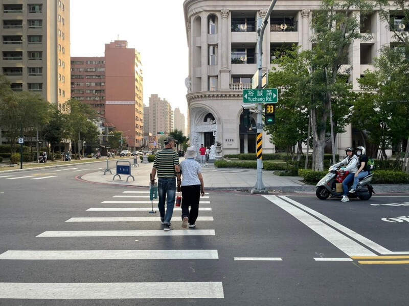 交通部長王國材9日發函全台22縣市政府的道安會報，全面推動「行人專用時相」或「早開時相」，以免行人通行時，還得和左、右轉的車輛搶路權。(示意圖/中央社)