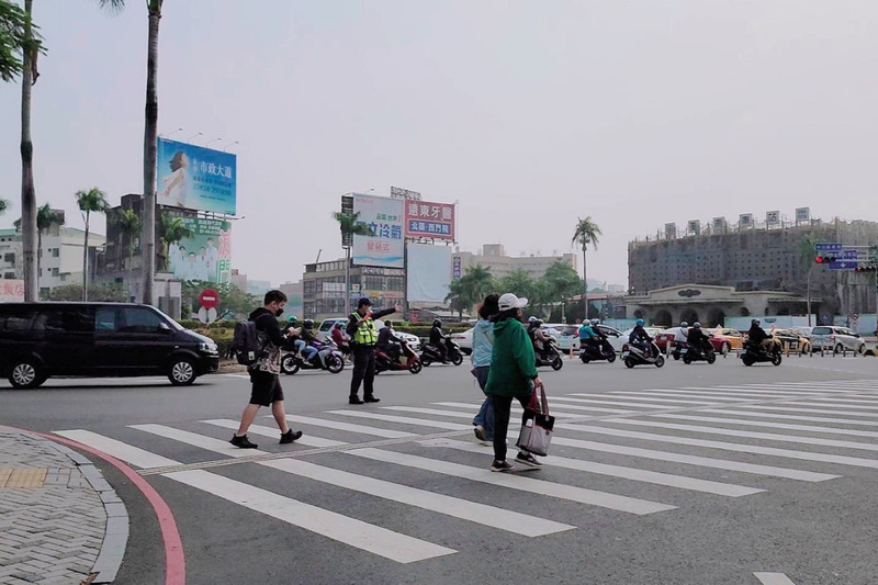 行政院將於本月底提出道安行動綱領，為「行人地獄」提解方。圖為台南市政府執行「路口不停讓行人」等違規態樣加強執法。(台南市警察局提供)(圖：中央社)