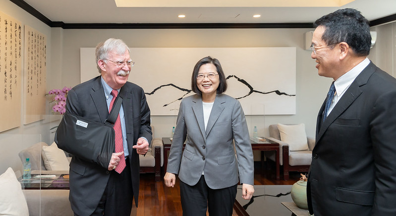 蔡英文總統(中)接見來台訪問的美國前白宮國安顧問波頓(John Bolton)(左)。(總統府提供)