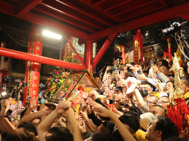 大甲媽祖鑾轎回鑾鎮瀾宮安座，1日凌晨媽祖神轎入廟後，大批信眾迎接媽祖依序安座。 (圖：中央社)