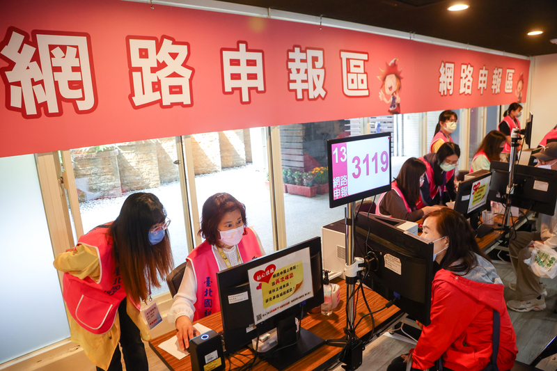 行政院會23日通過「所得稅制優化惠民措施」，2024年每人免稅額由新台幣9.2萬元調高至9.7萬元，標準扣除額由12.4萬元調高至13.1萬元。圖為往年民眾報稅情形。(資料照/圖：中央社)