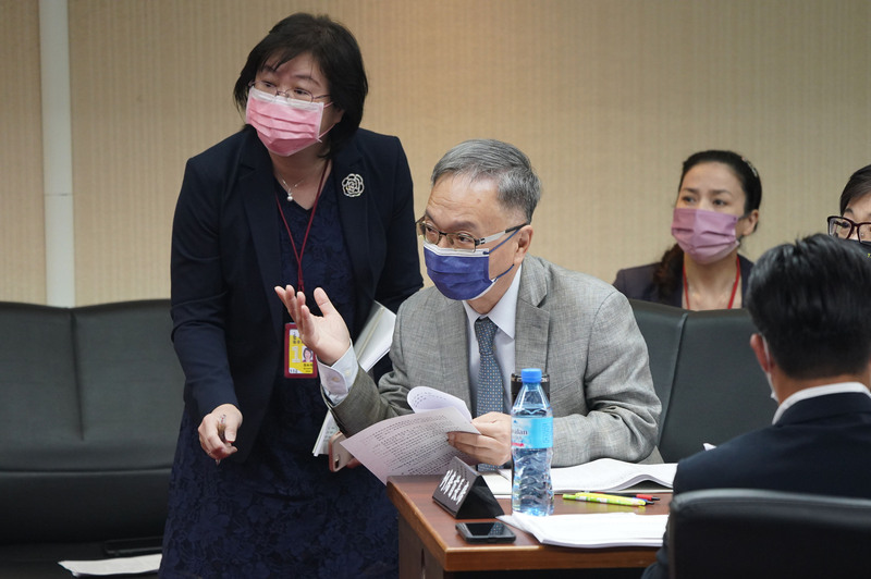 衛福部長薛瑞元(圖左2) (圖：中央社)