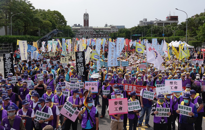 「八年全執政、勞工算總帳！」勞動節遊行1日下午登場，提出包含「勞工要加薪、國假要恢復」等訴求。(圖：中央社)