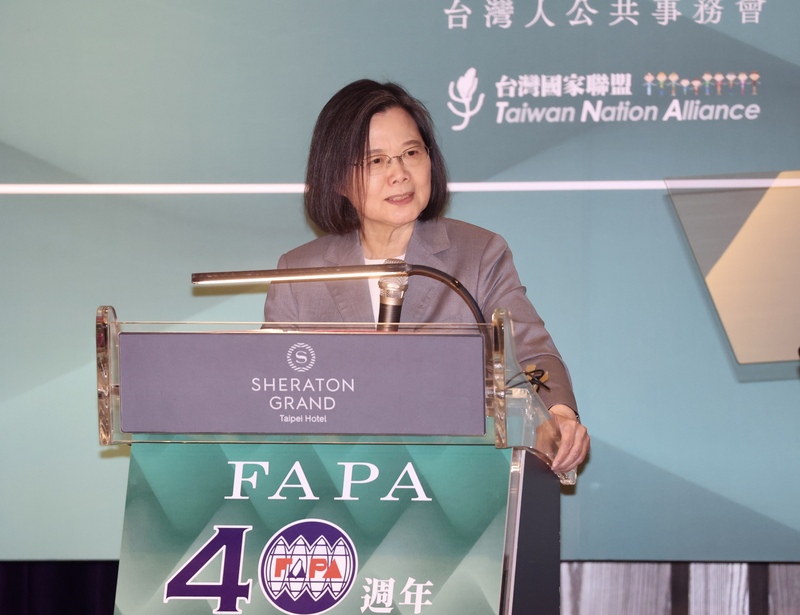 總統蔡英文1日在台北出席台灣人公共事務會(FAPA)40週年晚會。(圖：中央社)