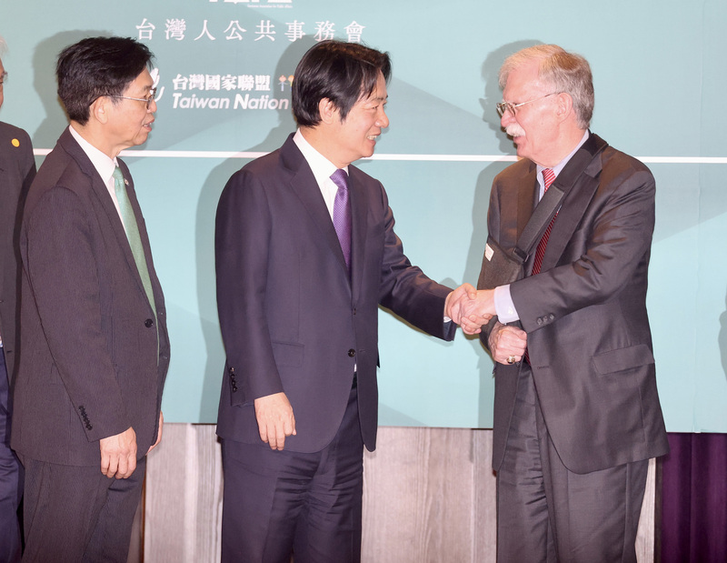 副總統賴清德（圖中）1日在台北出席台灣人公共事務會（FAPA）40週年晚會，與美國前白宮國安顧問波頓（圖右）握手致意。（圖：中央社）
