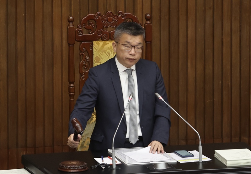 立法院會2日三讀修正通過公務人員陞遷法部分條文，為強化功績導向的陞遷制度，將公務人員的陞遷從資績並重，改為依功績原則辦理，提高政府施政效能及服務品質。(圖：中央社)
