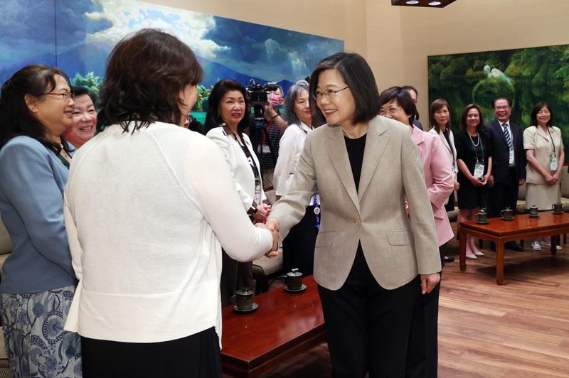 總統蔡英文（前右）2日在總統府接見「2023年美京中華會館回國參訪團」，蔡總統逐一向訪團成員握手致意，表達歡迎。 (圖：中央社)