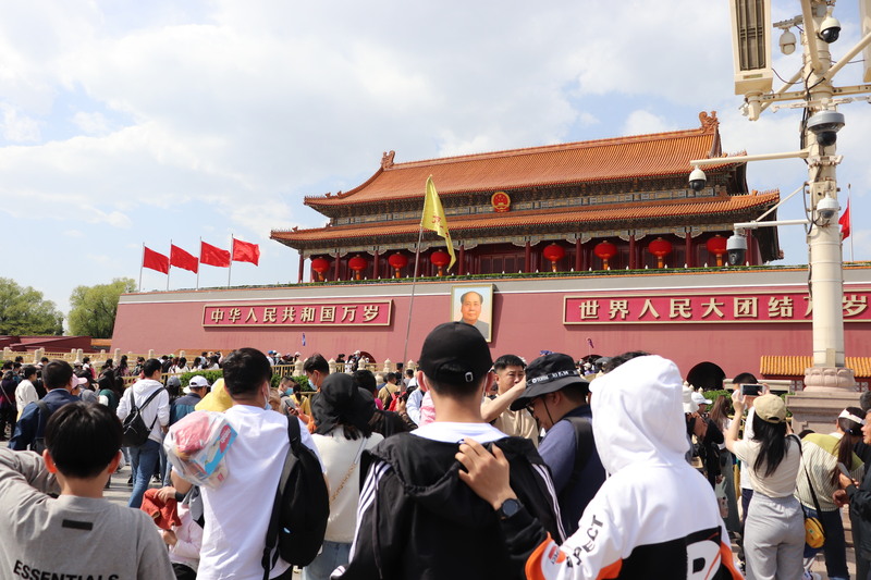 今年中國的五一假期期間，熱門景點滿滿都是人，圖為天安門前的人流。(圖：中央社)