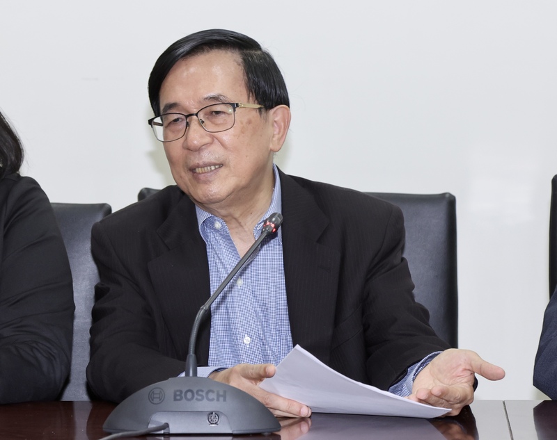 前總統陳水扁2日下午前往立法院，針對選罷法修正草案褫奪參政權是否違憲議題請願。(圖：中央社)